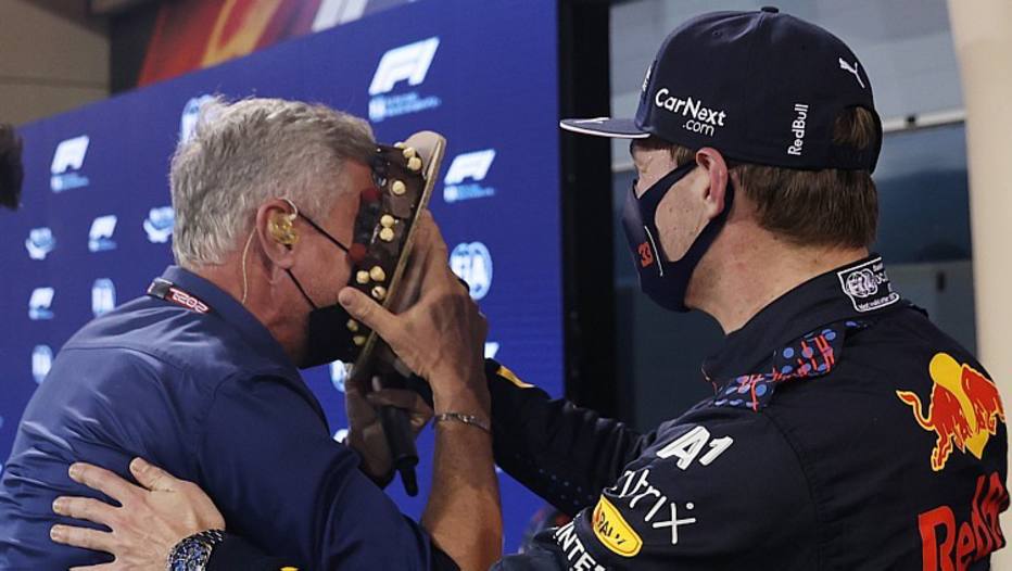 Verstappen dá 'tortada' na cara de Coulthard, em comemoração pelo aniversário do escocês