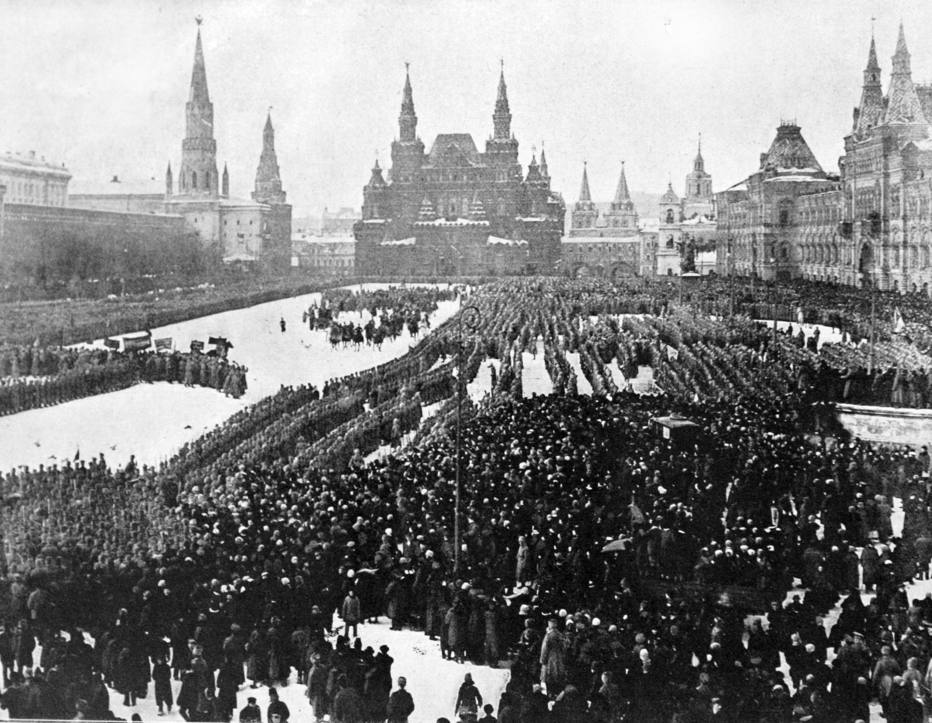 Manifestação patriótica e desfile de tropas na Praça Vermelha, em Moscou, em 1917