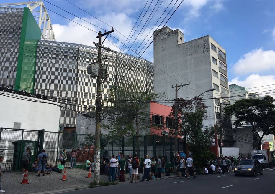 Torcida do Palmeiras forma fila para trocar ingressos para treino