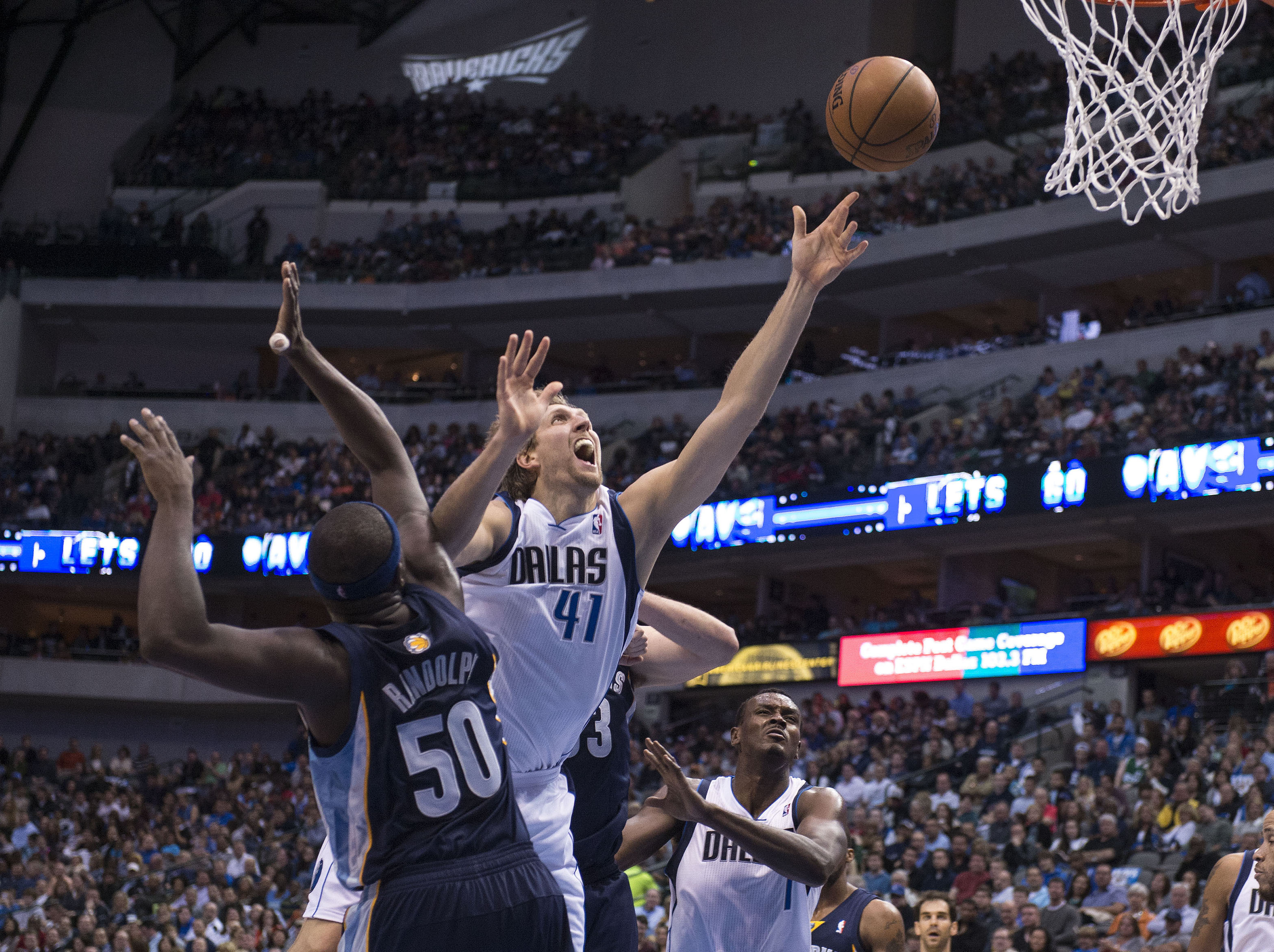 Sexto maior cestinha da história da NBA, Nowitzki brilha e