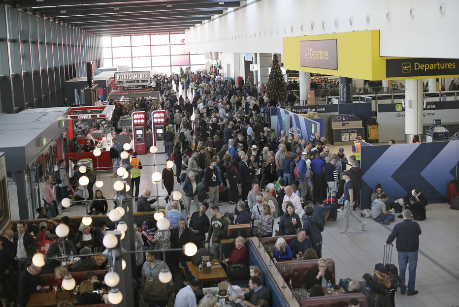Um Turista Ao Descer No Aeroporto De Londres