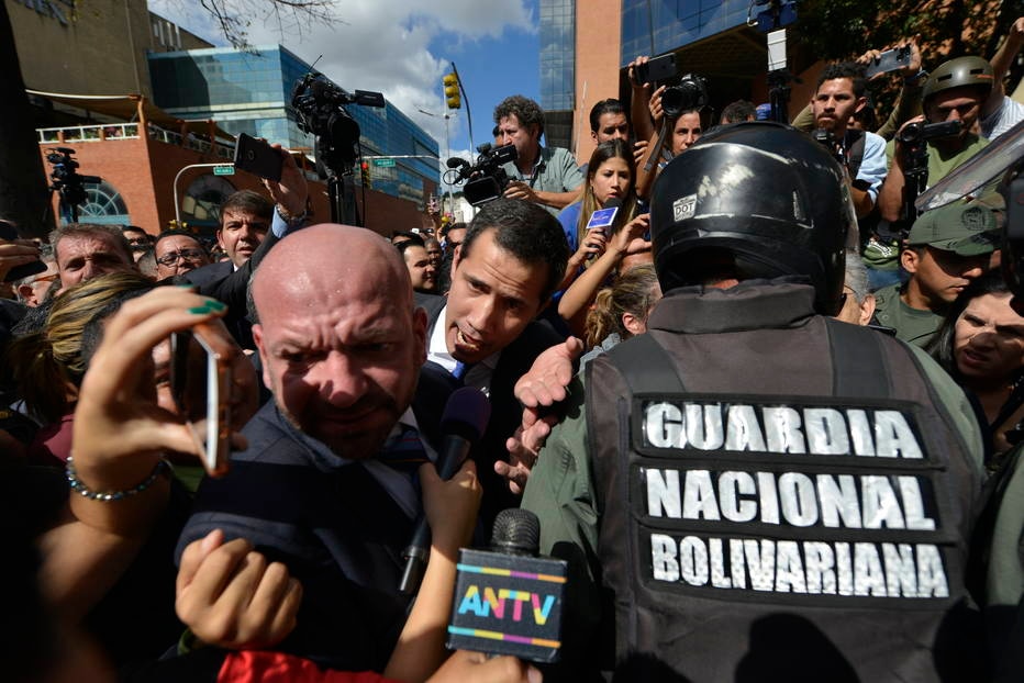 Juan Guaidó tenta entrar na ASsembleia da Venezuela