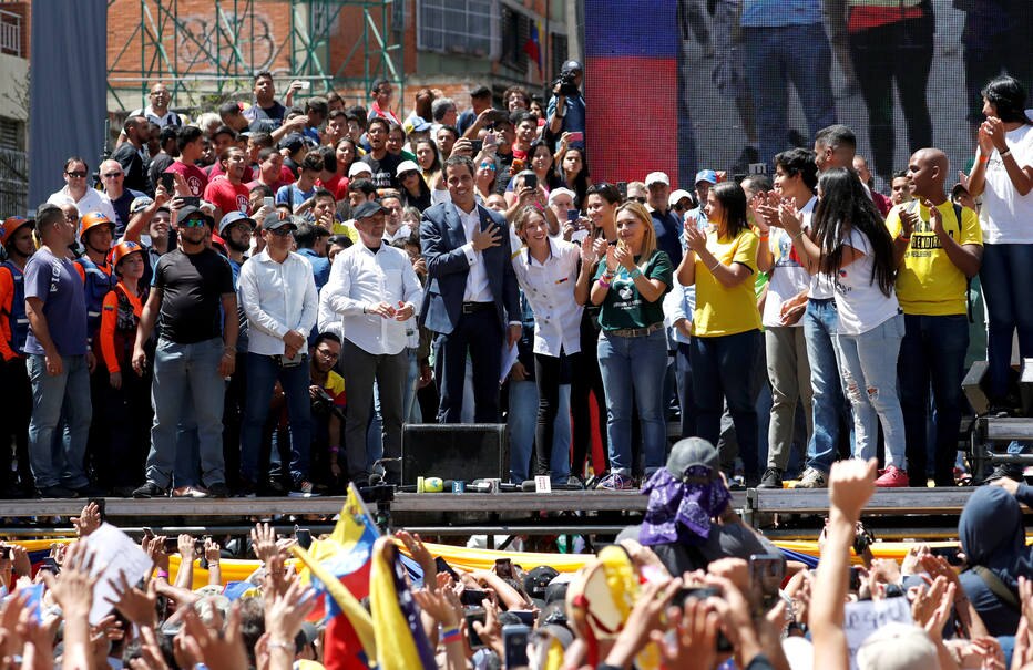 O líder oposicionista venezuelanos, Juan Guaidó, fala para manifestantes durante protestos contra Maduro, em Caracas 
