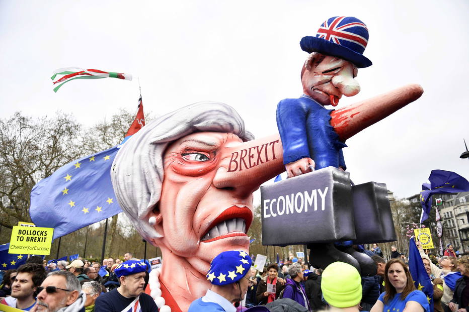 Jornais britânicos noticiaram que cresce a pressão pela renúncia de May 