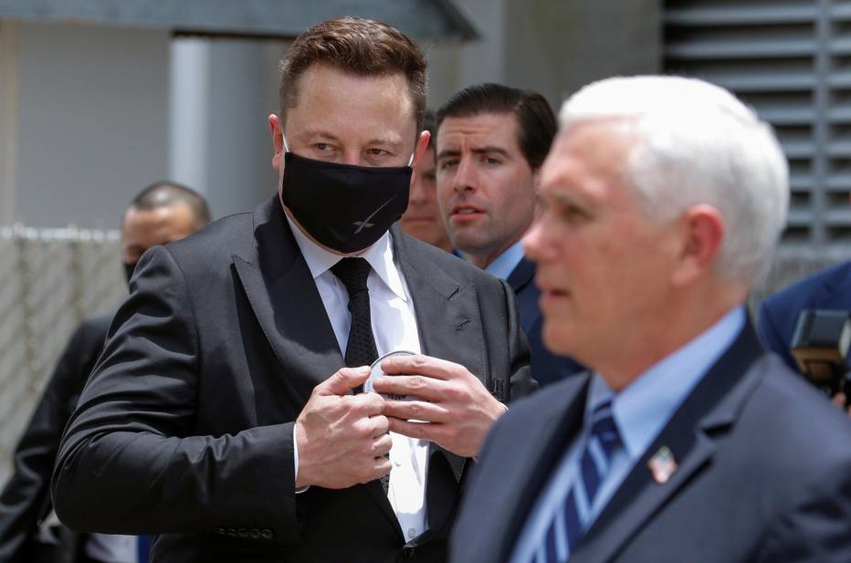 O fundador da SpaceX, Elon Musk, e o vice-presidente dos EUA, Mike Pence, na NASA