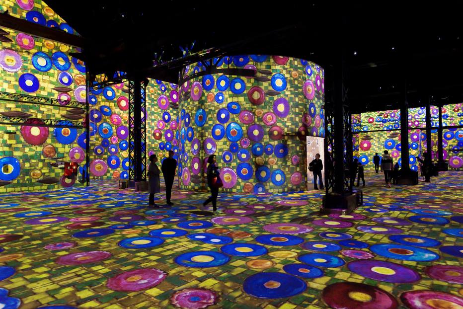 Exposição imersiva 'Gustav Klimt' é sucesso de público em Paris