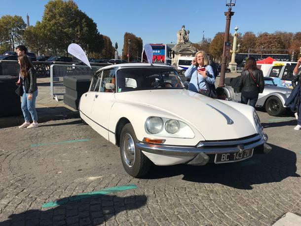 Desfile de carros antigos antes do Salão do Automóvel de Paris