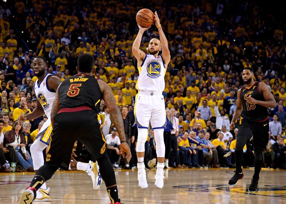 Stephen Curry é um dos jogadores mais eficientes em arremessos de três pontos; o melhor atualmente é Klay Thompson, seu companheiro no Golden State. Foto: Kyle Terada/USA Today Sports