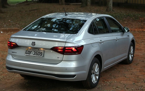 Fiat Cronos 1.3 Drive x Volkswagen Virtus 1.6 MSI