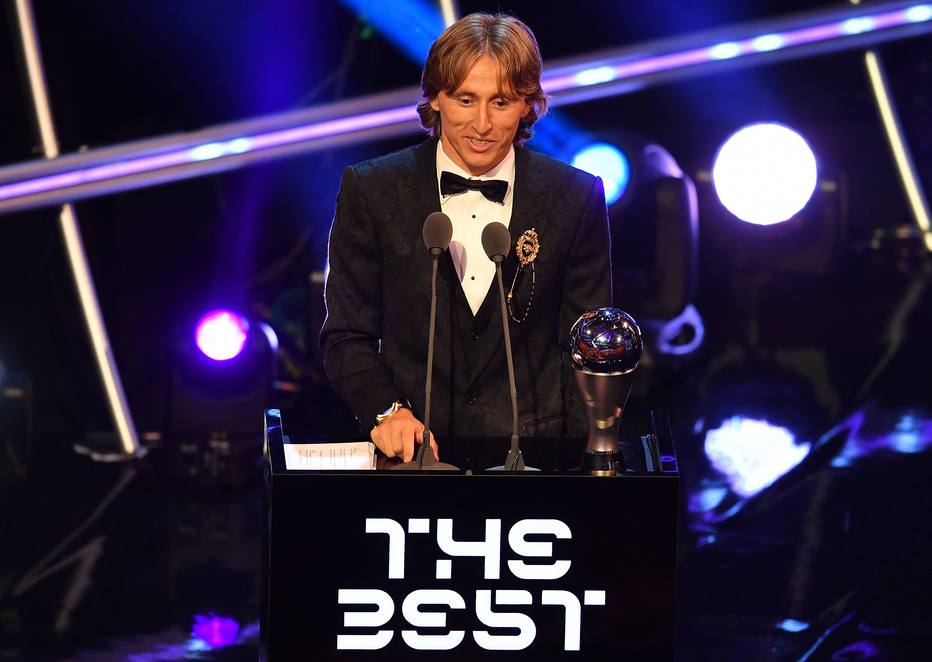 Luka Modric recebe o prêmio de melhor jogador do mundo