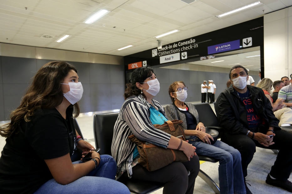 Passageiros usam mascáras em maior aeroporto do Brasil
