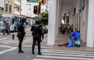 Paramédico cobre corpo de vítima de covid-19 em Guayaquil, no Equador 