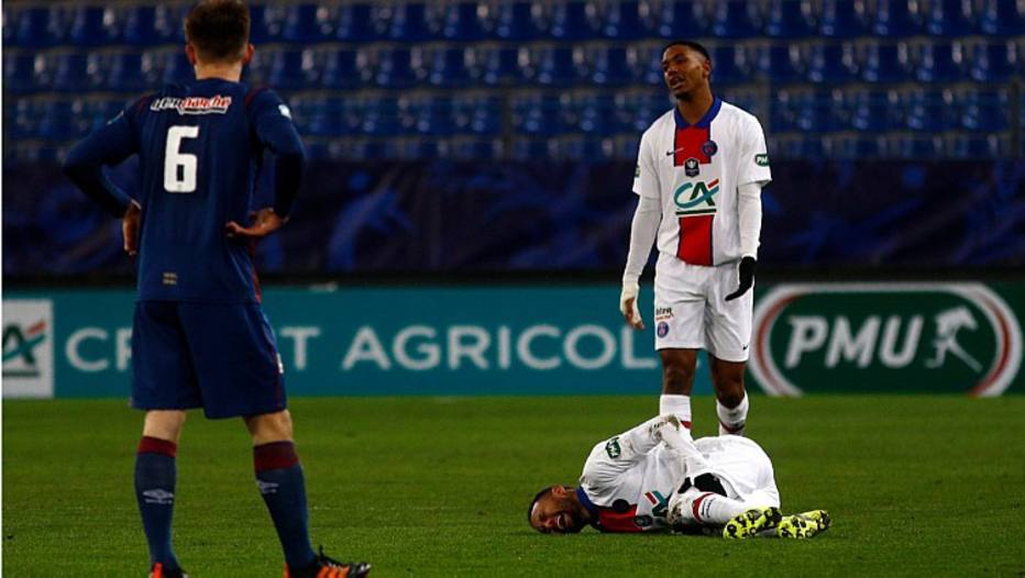 Neymar fica caído no gramado após levar pancada na vitória do PSG sobre o Caen