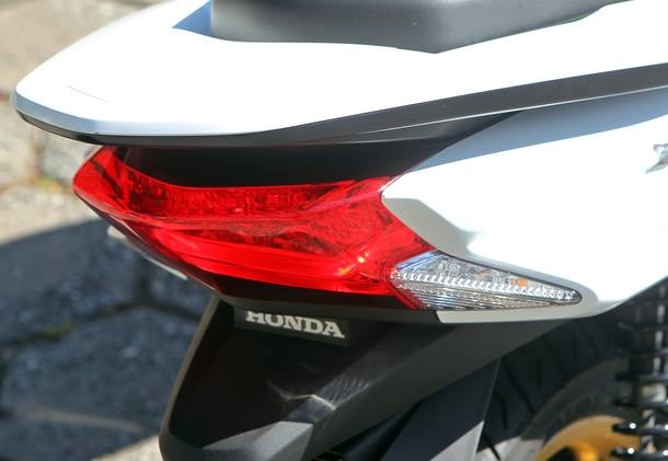 Yamaha NMax 160 enfrenta o Honda PCX 150