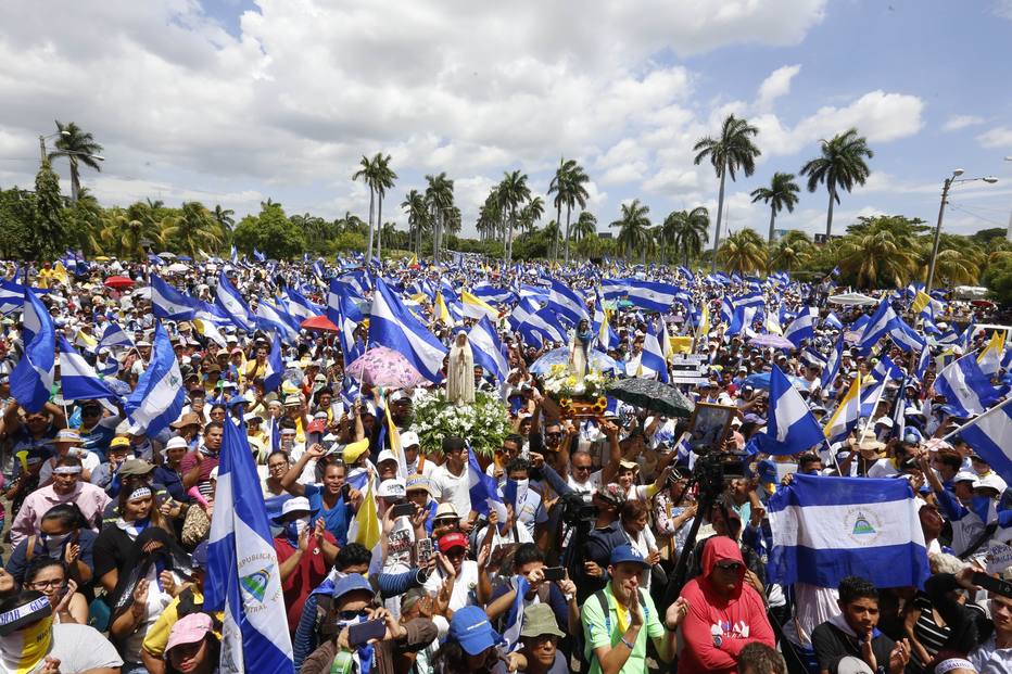 Milhares de nicaraguenses marcharam até a catedral de Manágua em apoio aos bispos do país, considerados golpistas pelo governo de Daniel Ortega