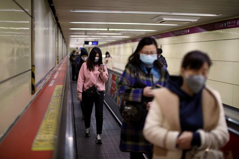 Pessoas usam máscaras para se prevenir do coronavírus no metrô de Pequim