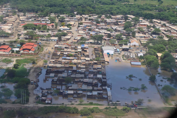 Mais de 120 mil pessoas foram atingidas pelas fortes chuvas e inundações no Peru; na imagem, a cidade de Piura, no norte do país, parcialmente debaixo d