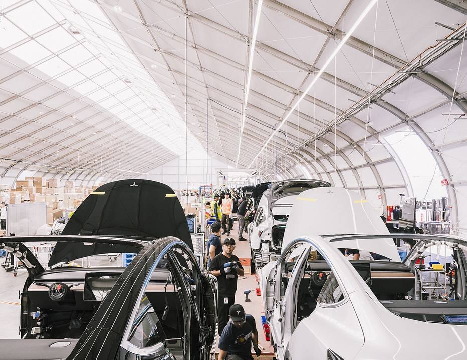 A Tesla anunciou que produziu mais de 5 mil veículos Modelo 3 em uma semana, um marco históricopara a companhia.