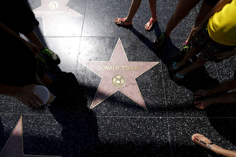 Grupo instala 30 novas estrelas de Donald Trump na Calçada da Fama Emais Estadão