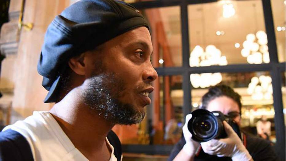 Ronaldinho chegando no hotel onde cumprirá prisão domiciliar