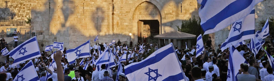 Israelenses agitam bandeiras do país em ato ultranacionalista na Esplanada das Mesquitas, em Jerusalém