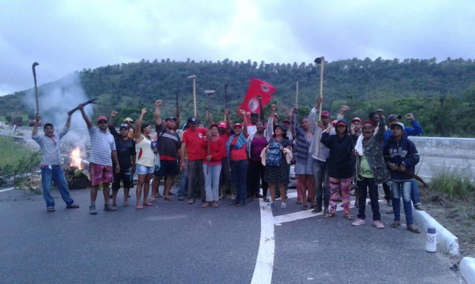 Manifestantes do MST fecham rodovias