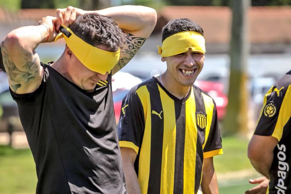 Jogadores Do Penarol Treinam Vendados Em Dia Dedicado A Inclusao De Cegos Futebol Fera