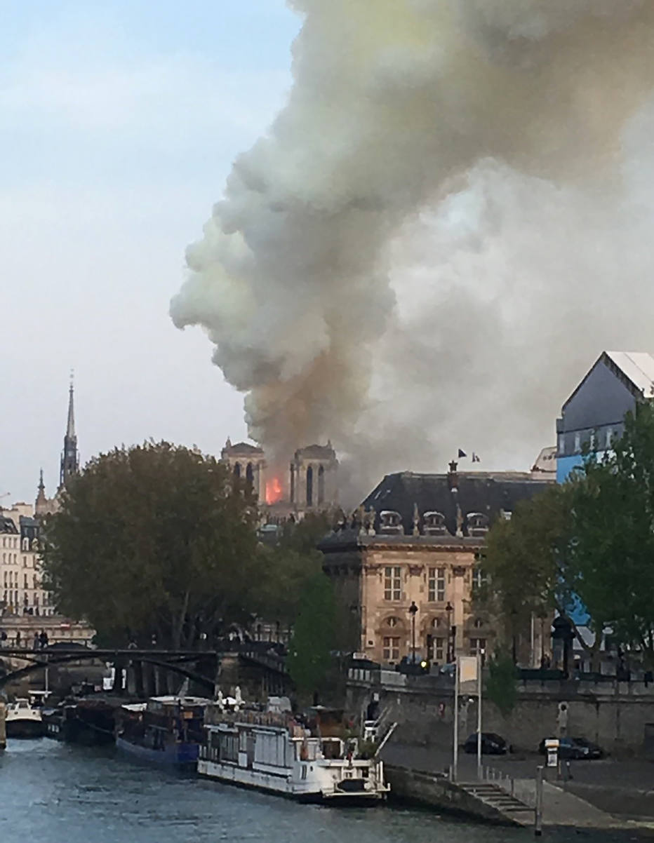 Incêndio atinge a catedral de Notre Dame