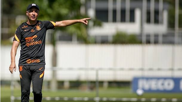 Vitor Pereira quer espantar desconfiança da torcida na estreia da Libertadores