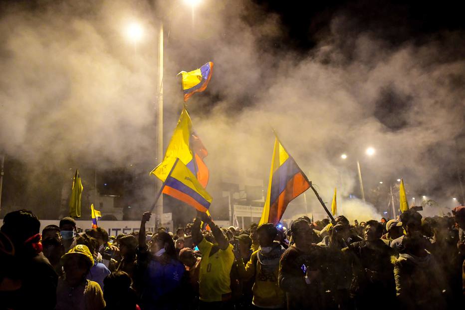 Equatorianos celebram em Quito o recuo do governo em relação ao decreto que aumentou o preço dos combustíveis em 123%
