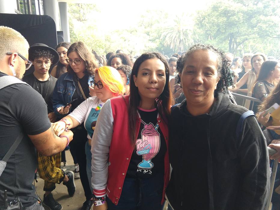 ctv-ual-me-e-filha-maiara-gomes-esq-e-marta-gomes-chegaram-s-5h30-na-fila-do-tudum-festival-netflix--3