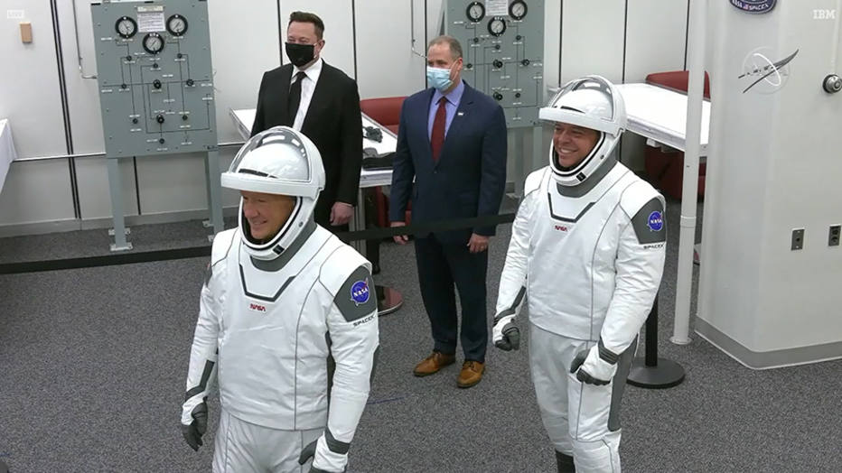 O fundador da SpaceX, Elon Musk, e o administrador da NASA Jim Bridenstine posam para uma foto com os astronautas Douglas Hurley e Robert Behnken