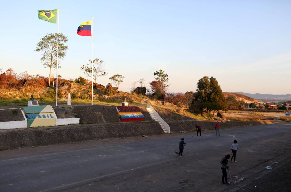 Voluntários chavistas foram levados até a fronteira com o Brasil para limpar e fazer pequenos reparos na estrada, danificada nos confrontos do fim de semana