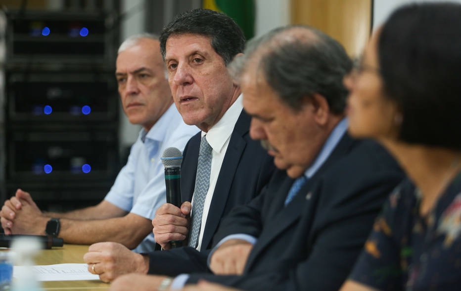 "Imagin&aacute;vamos que o per&iacute;odo de incuba&ccedil;&atilde;o ia at&eacute; 14 dias", diz o infectologista David Uip