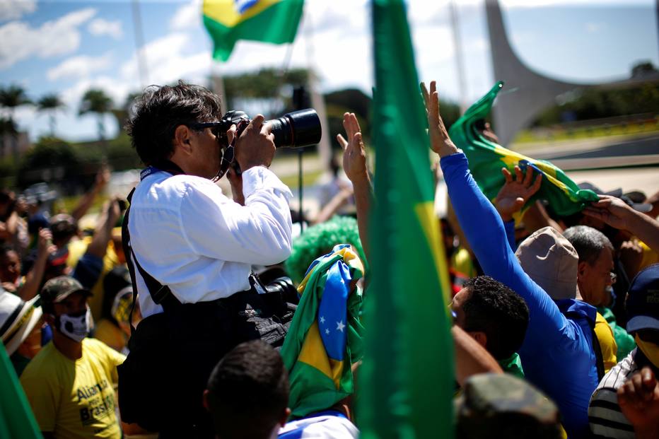 Profissionais do Estadão são agredidos com chutes, murros e empurrões por apoiadores de Bolsonaro