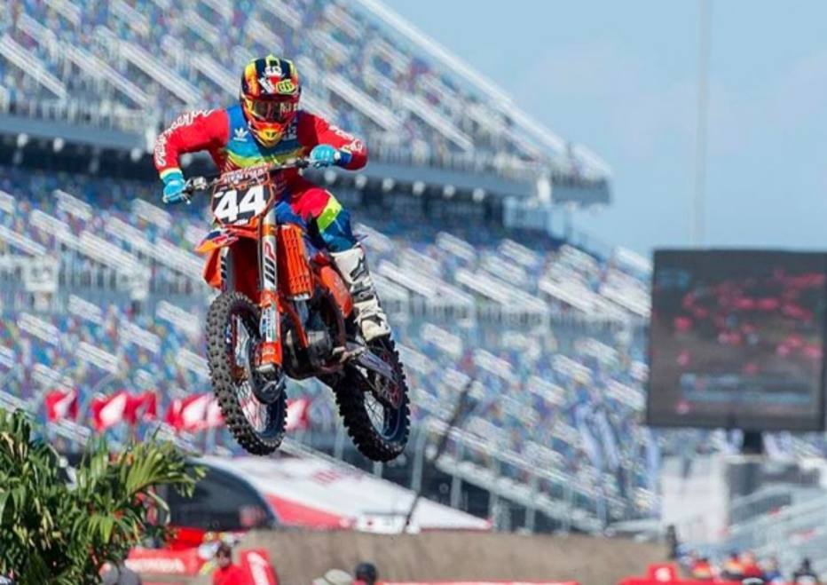 Piloto de moto descobre que amigo morreu no mesmo dia de sua primeira