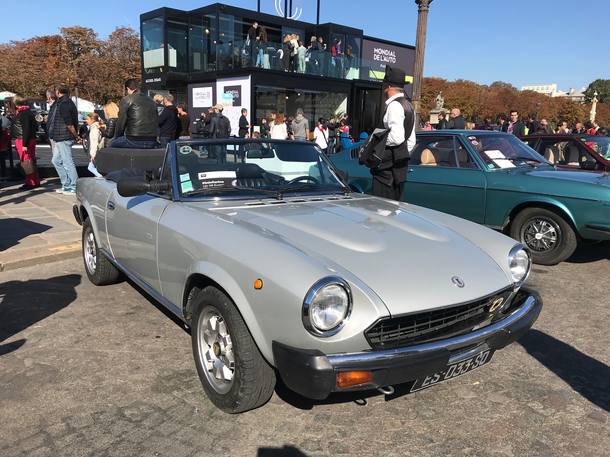 Desfile de carros antigos antes do Salão do Automóvel de Paris