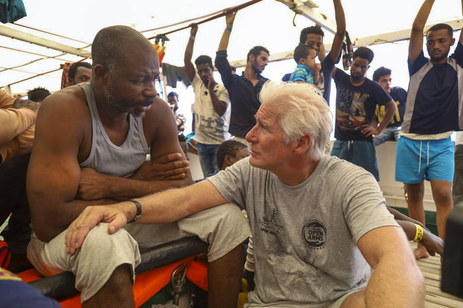 Richard Gere visita imigrantes retidos em navio no MediterrÃ¢neo