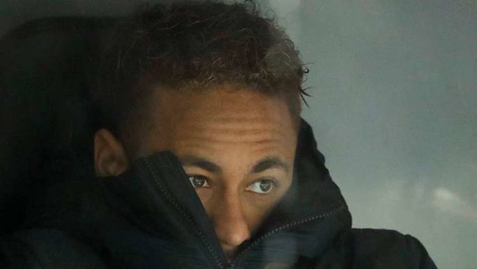 Neymar começou a partida da Liga dos Campeões no banco de reservas