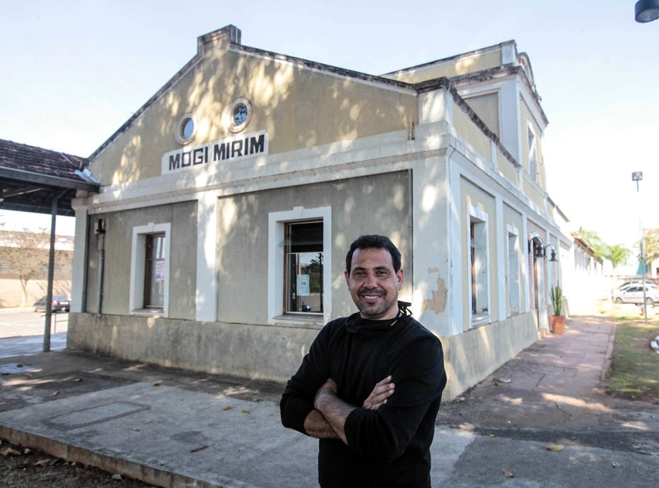 O secretário Alipio junto à estação da Mogiana