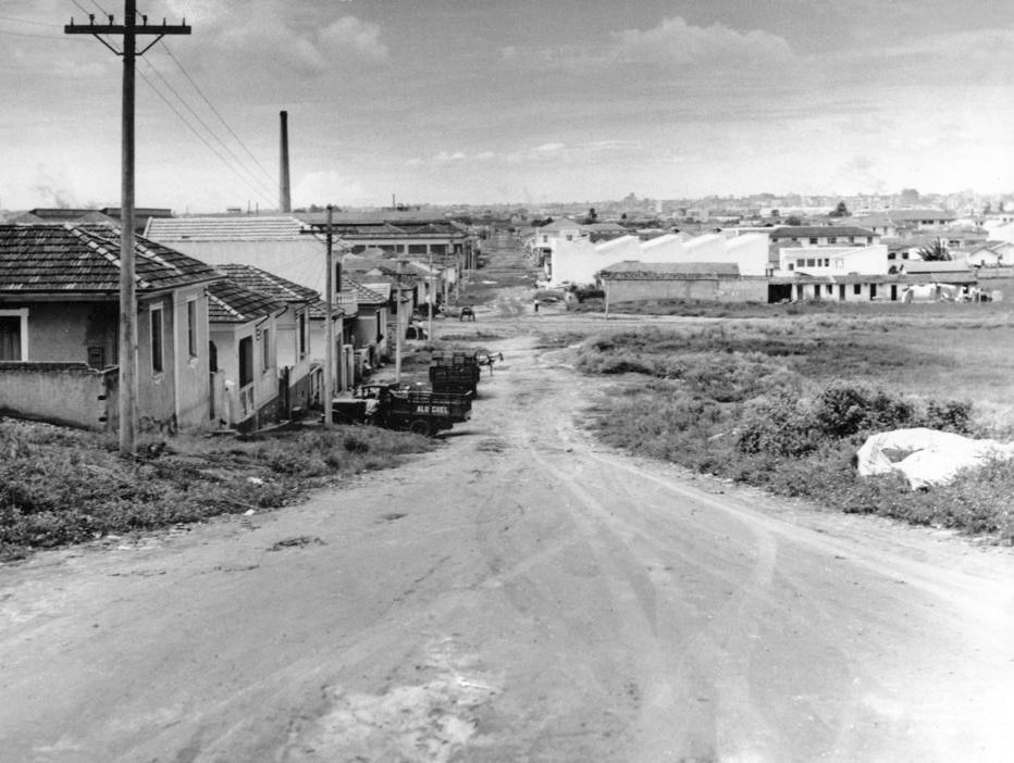 Rua sem asfalto na Vila Maria, na década de 50. O bairro surgiu em 1917 do loteamento do sítio Bela Vista. Em meados do século 20, a fim de levar o progresso e o desenvolvimento para a região, foi construída a ponte de madeira que atravessava o Tietê. Até então, só era possível passar de barco. As ruas não tinham calçamento e as pessoas pescavam no rio