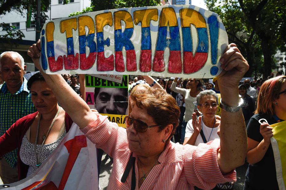 Venezuelanos pedem liberdade em protesto contra Maduro