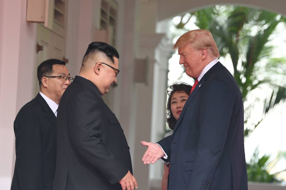 Kim e Trump se cumprimentam