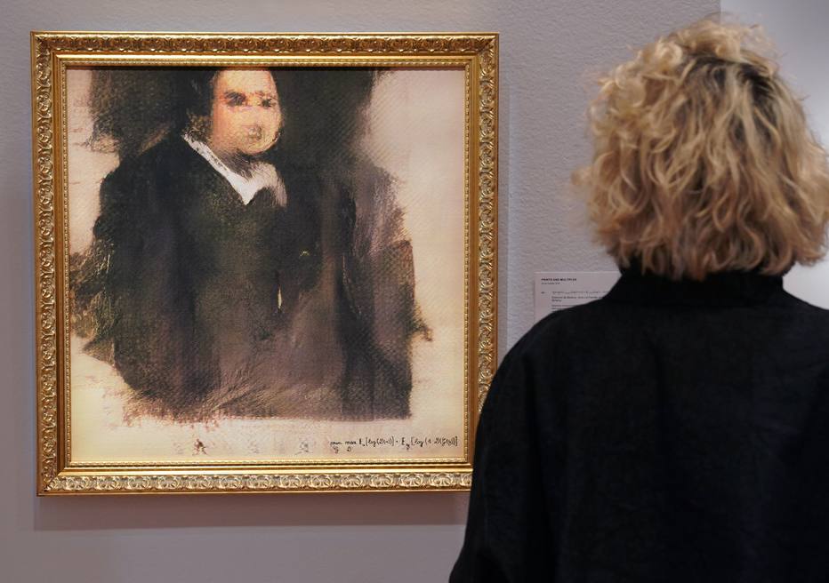 Mulher observa pintura Retrato de Edmond de Belamy, criada por algoritmo