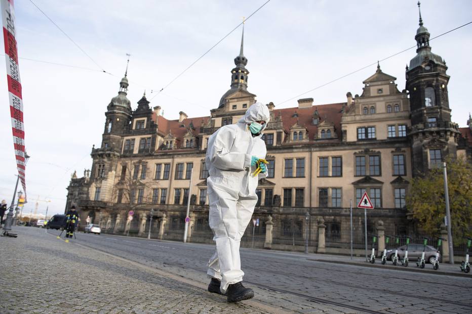 Investigador marca pontos suspeitos na frente do Museu Grünes Gewölbe, localizado em castelo de Dresden, que foi alvo de ladrões