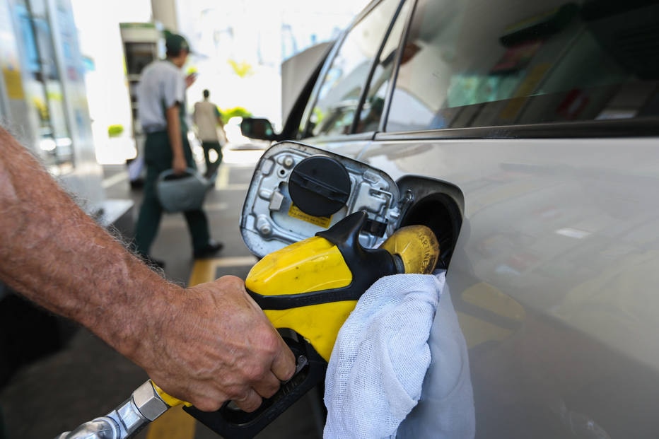 Aumento de imposto na gasolina deve ser definido na próxima semana
