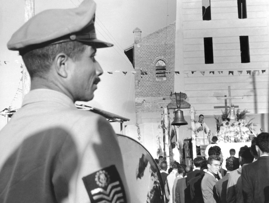 Cerimônia para colocação do sino da Igreja Nossa Senhora de Loreto, na Vila Maria, em fevereiro de 1957. Hoje, o endereço da paróquia é atribuído à vizinha Vila Medeiros. O bairro tem ainda outras duas igrejas que marcaram a trajetória do distrito: A Nossa Senhora dos Navegantes, a primeira a ser construída ali, em 1922, e a Nossa Senhora da Candelária (paróquia), que data de 1933 