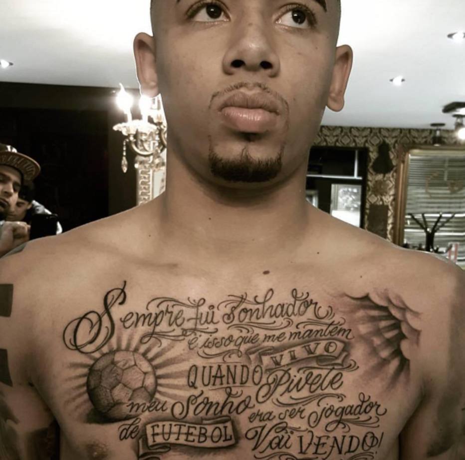 Gabriel Jesus faz tatuagem no peito com letra de música do