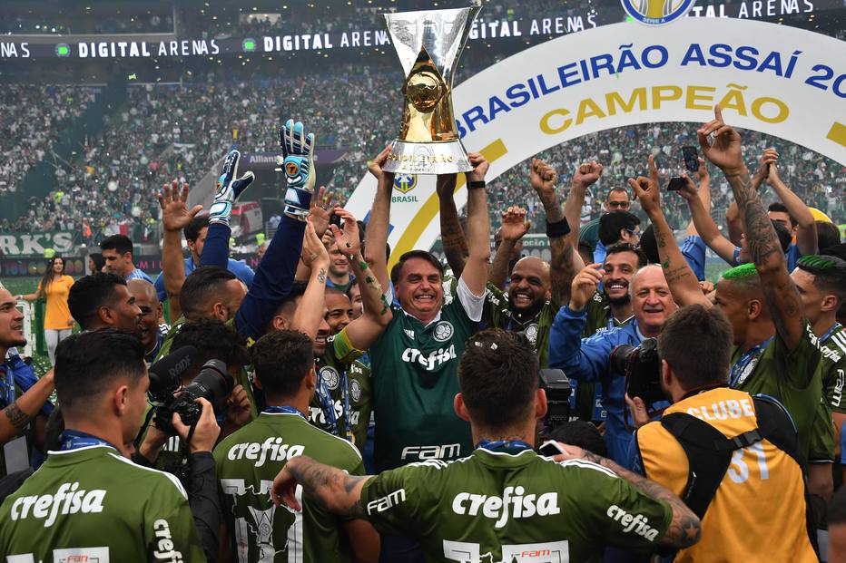 Bolsonaro participa de cerimônia e levanta a taça do Brasileirão