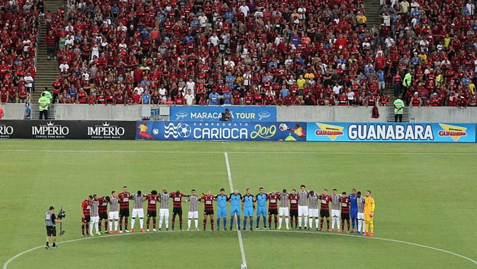 Jogadores de Flamengo e Fluminense prestam homenagem às vítimas do incêndio do Ninho do Urubu